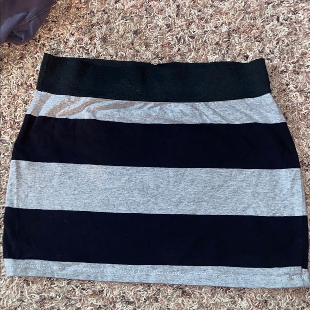 Rue 21 black and grey skirt